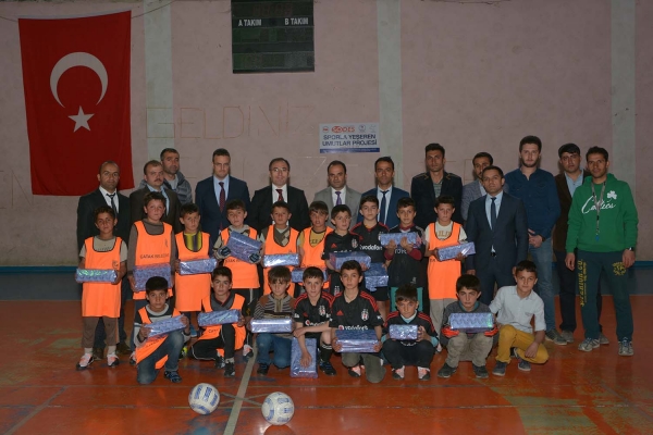 Çatak&#039;ta İlkokullar Futsal Turnuvasında Mücadele Etti