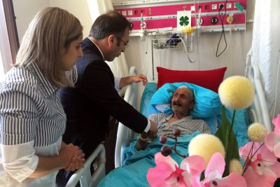Başkan Vekili Akg&uuml;l,Hastanede Halil Okan'ı ziyaret etti