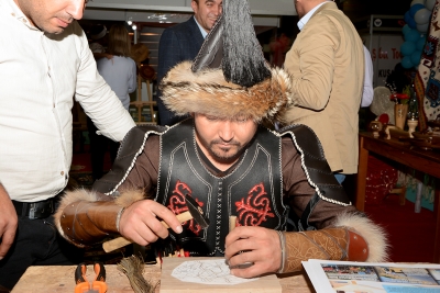 Kırgız T&uuml;rklerinden Ahşap Oymacılığına B&uuml;y&uuml;k İlgi