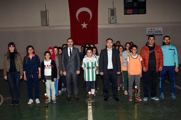 &Ccedil;atak'ta Kızlar Futsal Turnuvası D&uuml;zenlendi