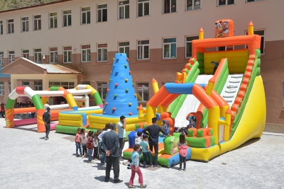 &Ccedil;ocuklar İlk Kez Şişme Oyun Parkında Eğlendiler