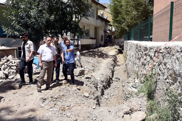Mahallelerdeki Bah&ccedil;elere Su Taşıyacak Kanallar Yapılıyor