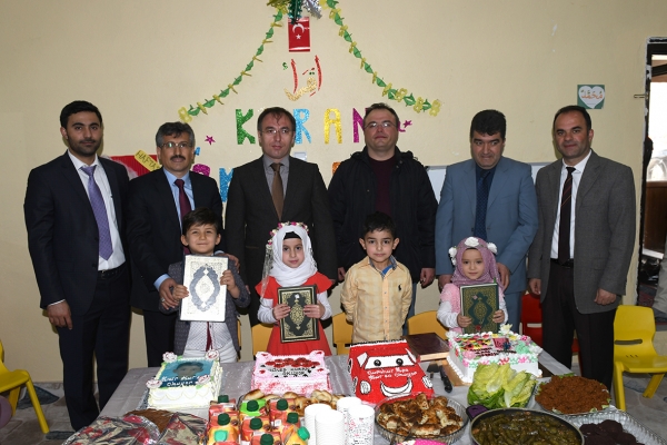 Kuran'a Ge&ccedil;en &Ouml;ğrenciler Ta&ccedil; Giydi