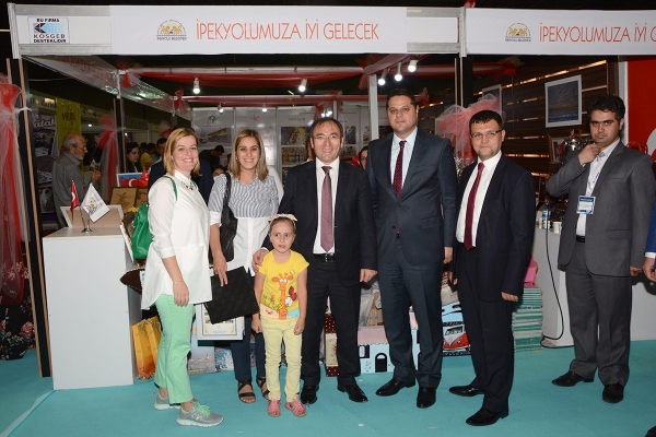 &Ccedil;atak Kaymakamı ve Belediye Başkan Vekili Hacı Asım Akg&uuml;l İpekyolu Standını Ziyaret Etti