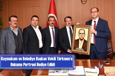 Kaymakam ve Belediye Başkan Vekili T&uuml;rkmen&rsquo;e Dokuma Portresi Hediye Edildi